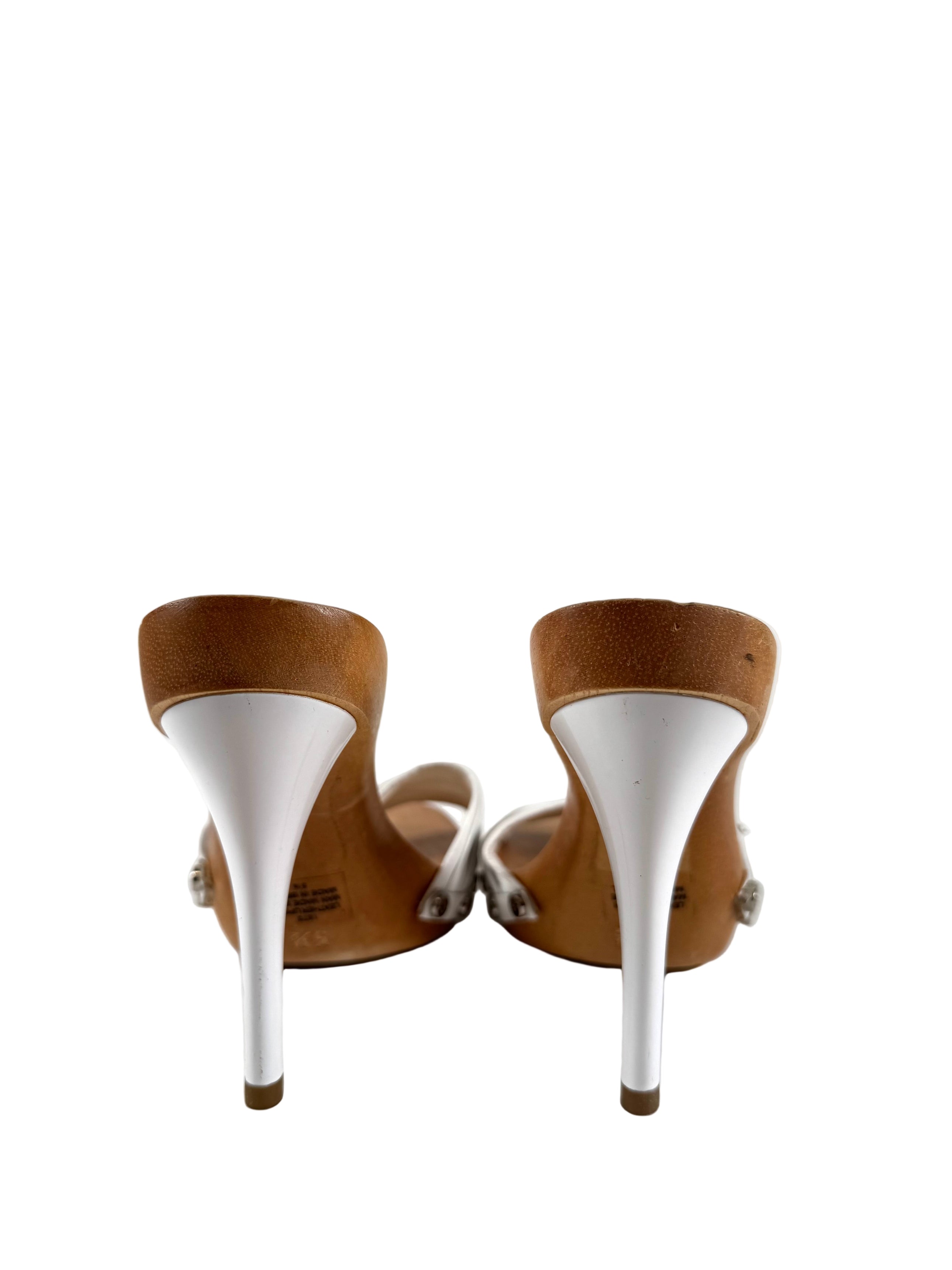 2000S WHITE LEATHER HEART CHARM WOOD HEELS
