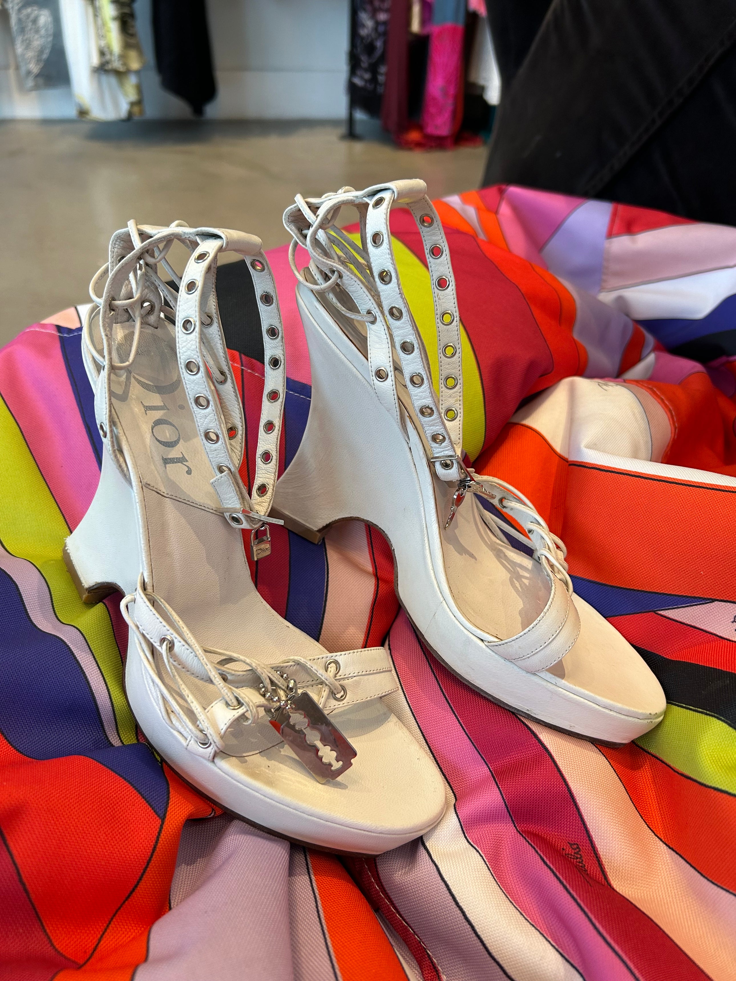 FW03 WHITE BONDAGE WEDGES @FAR