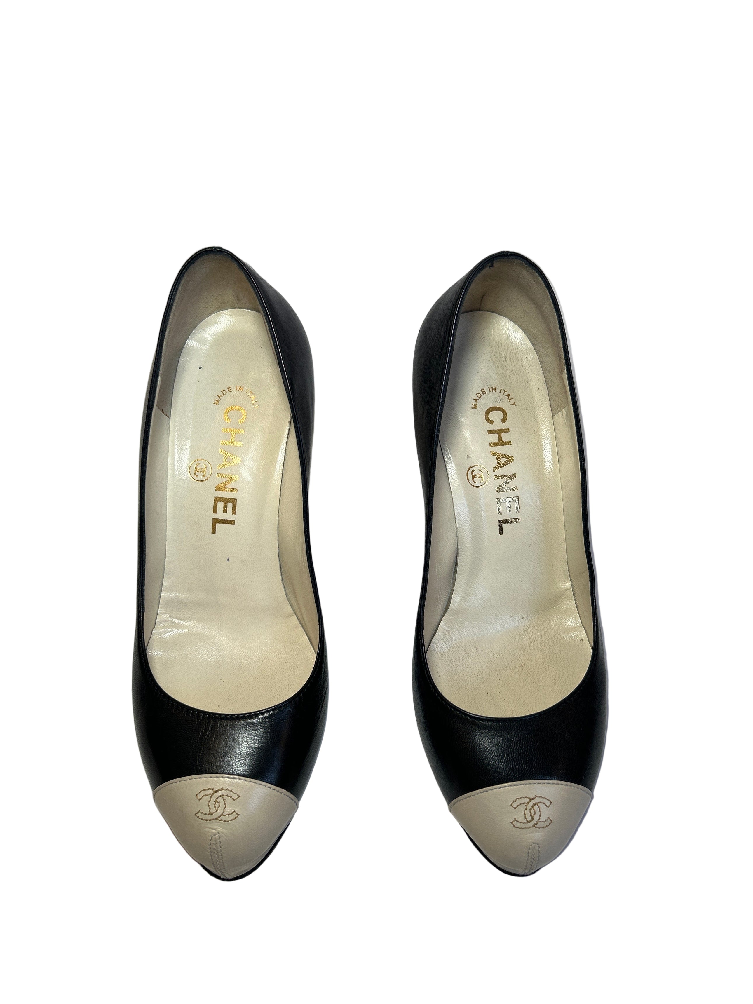 BLACK & WHITE CC LOGO PUMPS