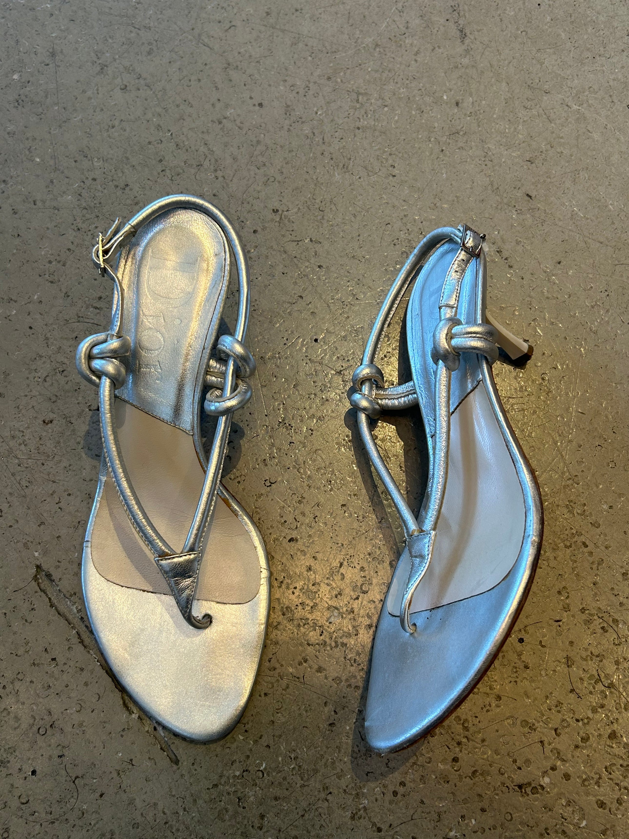 SILVER LEATHER THONG KITTEN HEEL W CHARM @EBRAUN