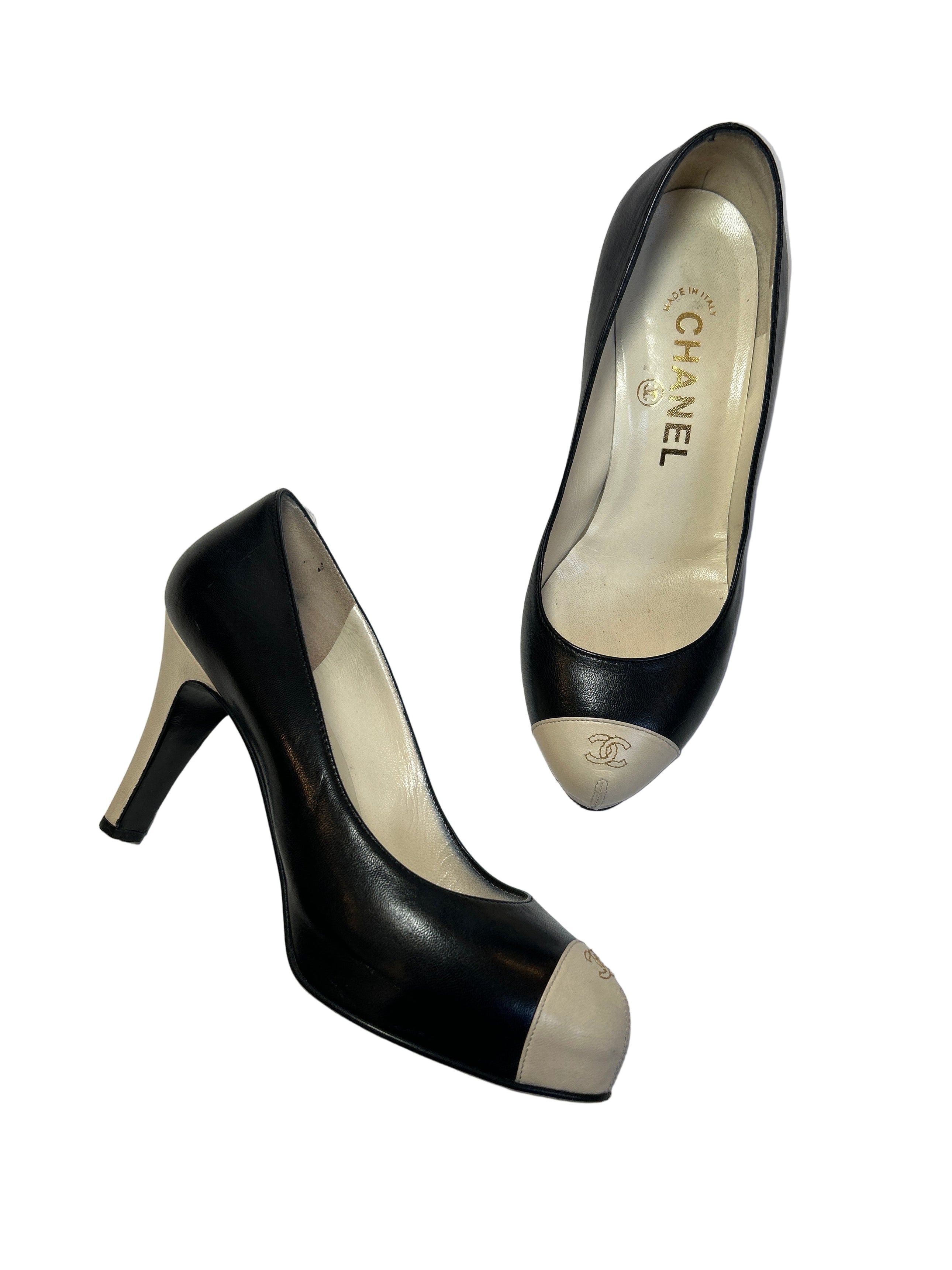 BLACK & WHITE CC LOGO PUMPS