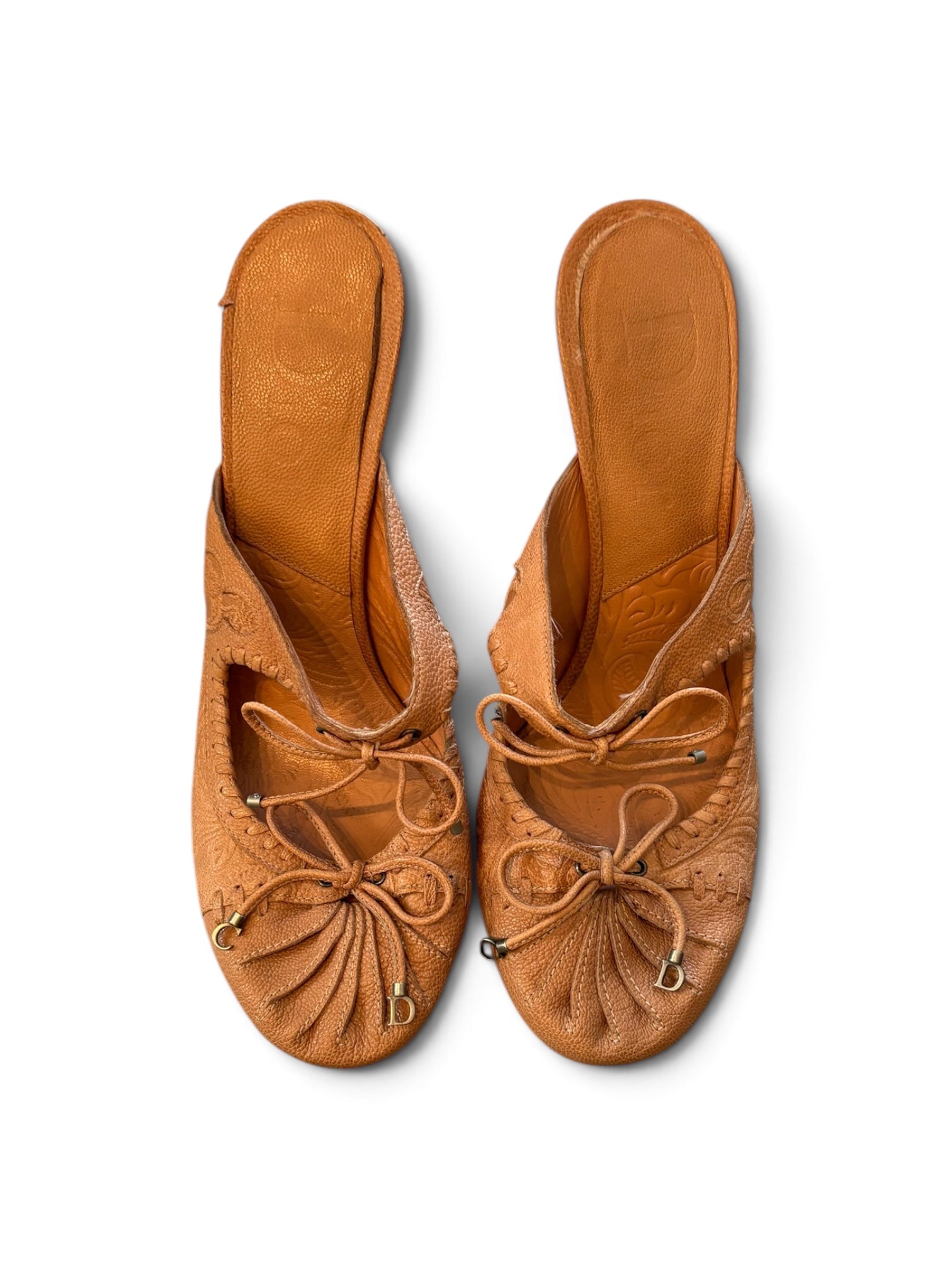2006 PEACH LEATHER BALLET HEELS W HORN HEEL