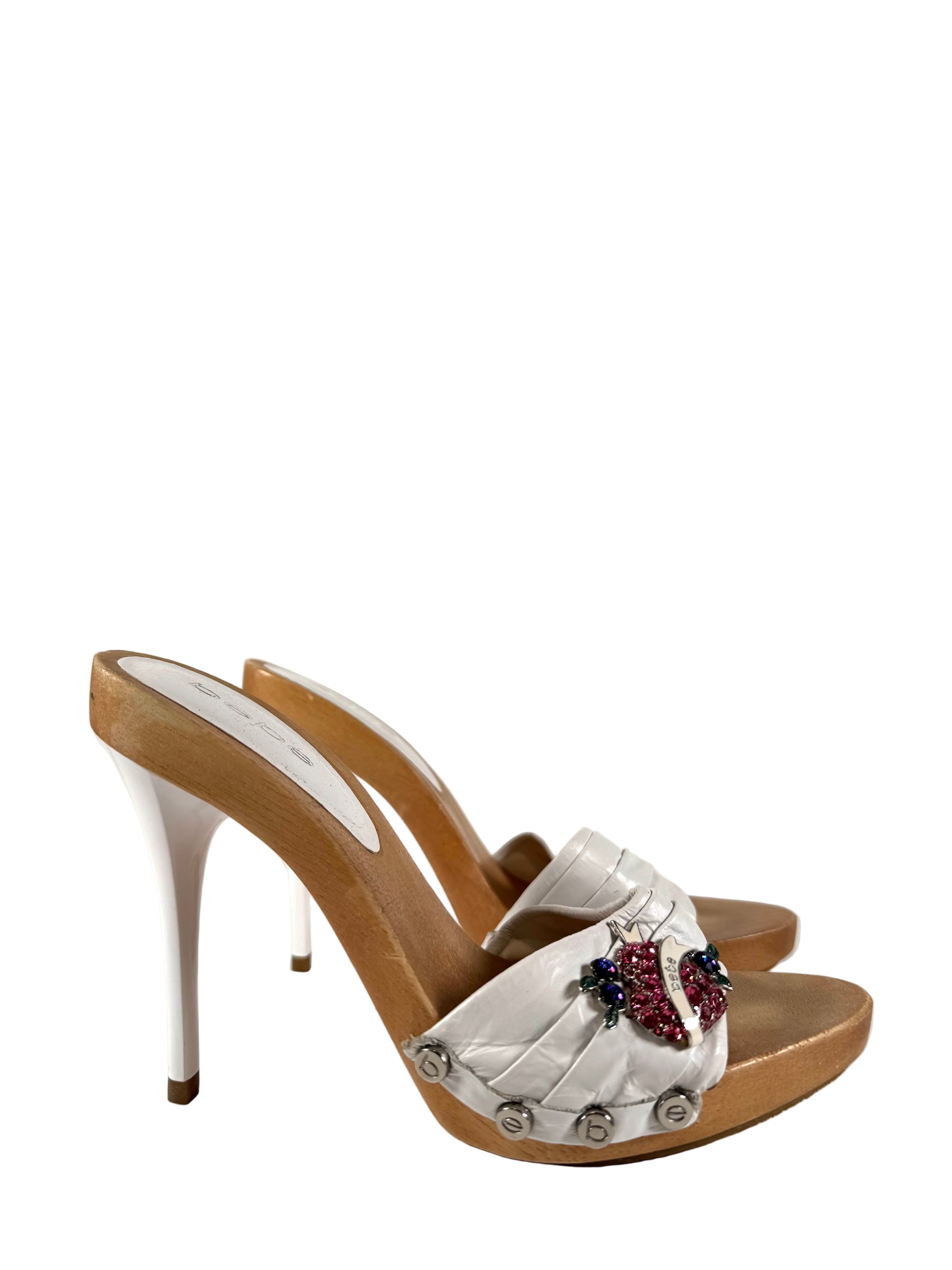 2000S WHITE LEATHER HEART CHARM WOOD HEELS