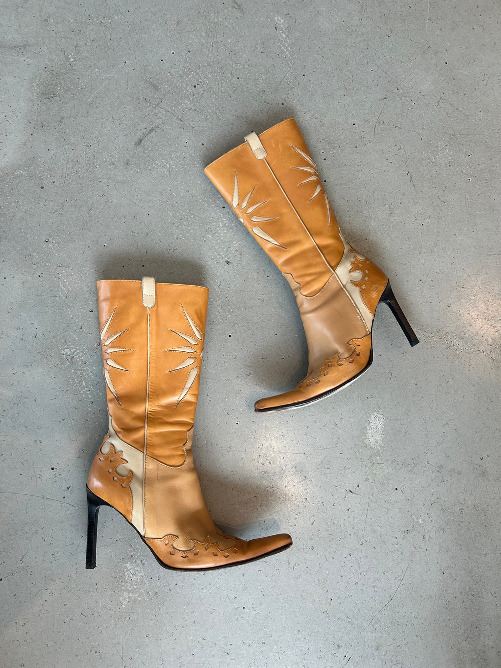 TAN LEATHER ITALIAN COWBOY HEEL BOOTS @JGLATZ (AS IS)