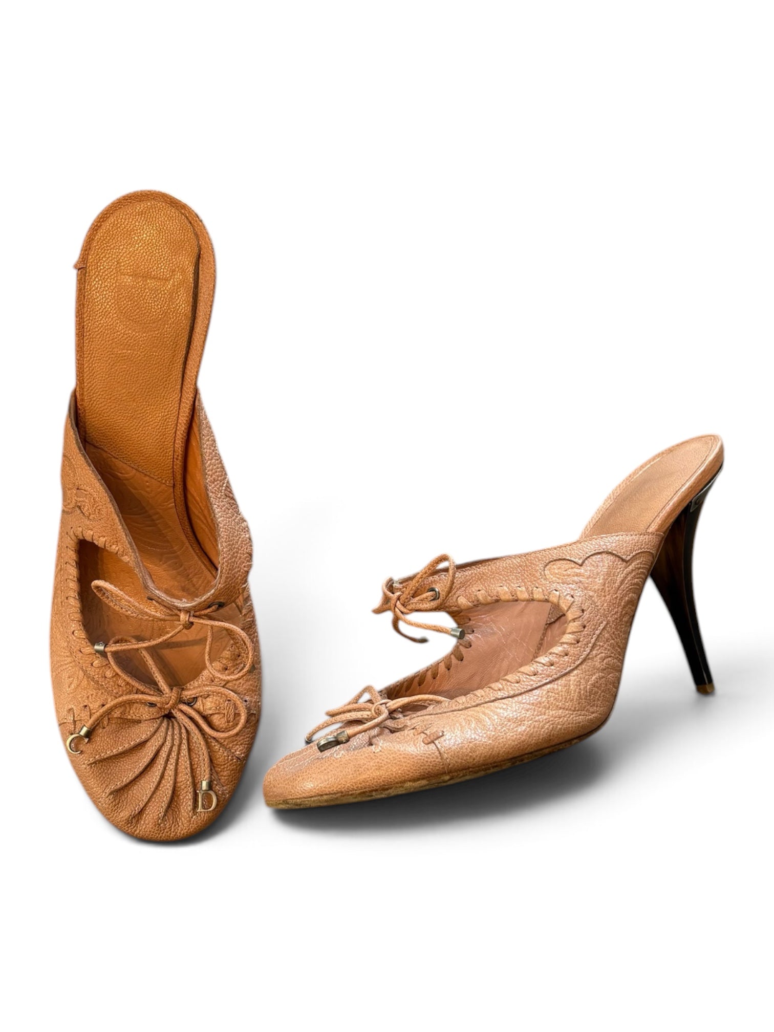 2006 PEACH LEATHER BALLET HEELS W HORN HEEL