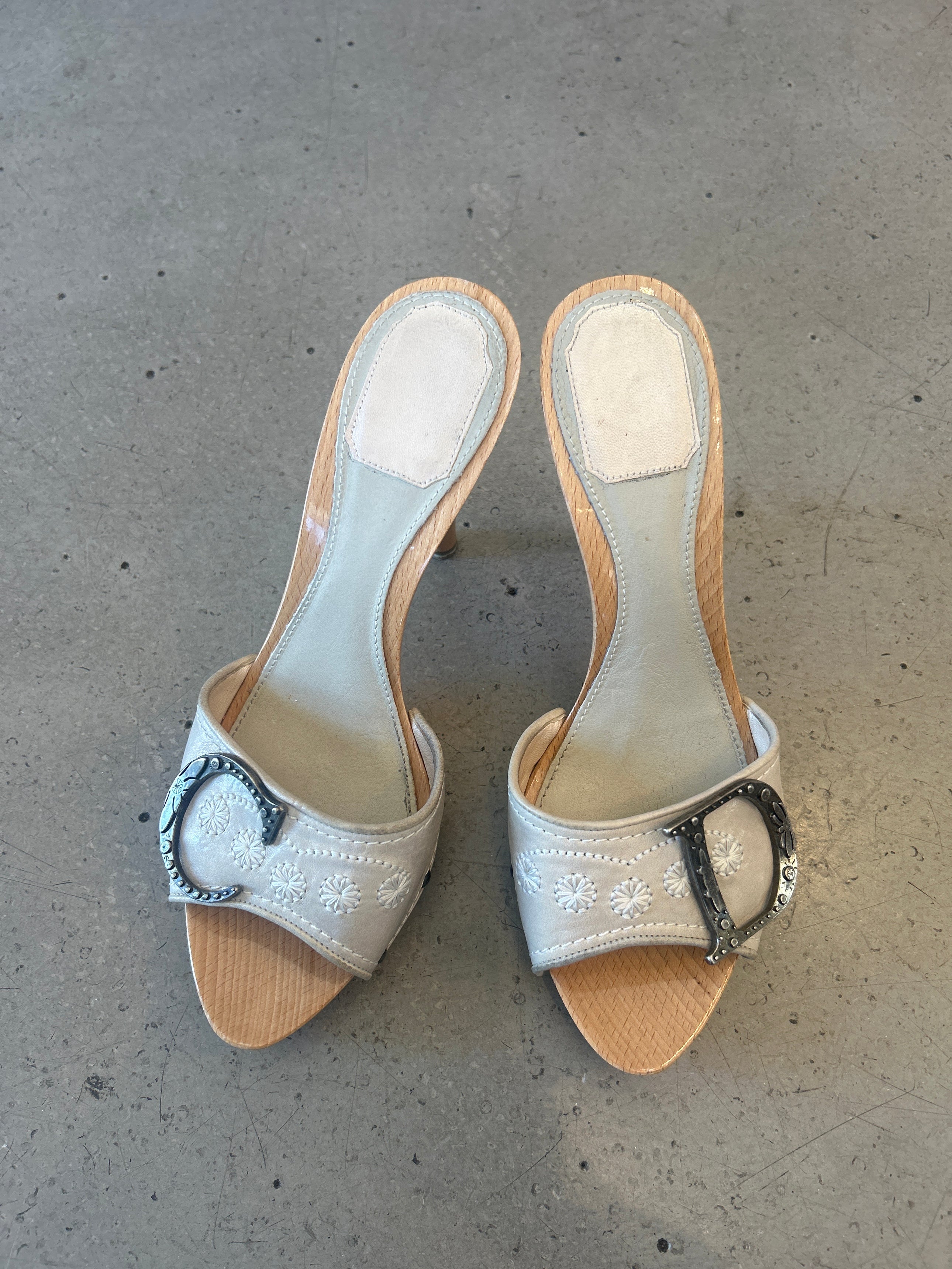00S GALLIANO "CD" BEIGE EMBROIDERED GLOSSY WOOD MULES