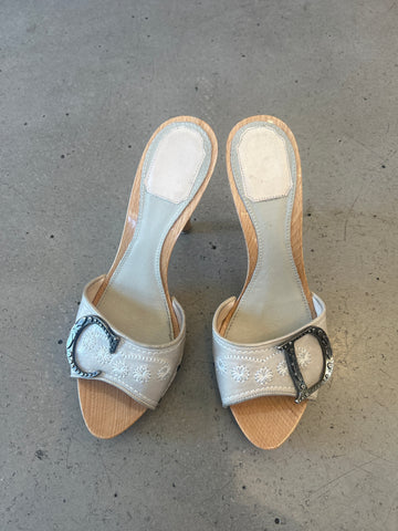 00S GALLIANO "CD" BEIGE EMBROIDERED GLOSSY WOOD MULES