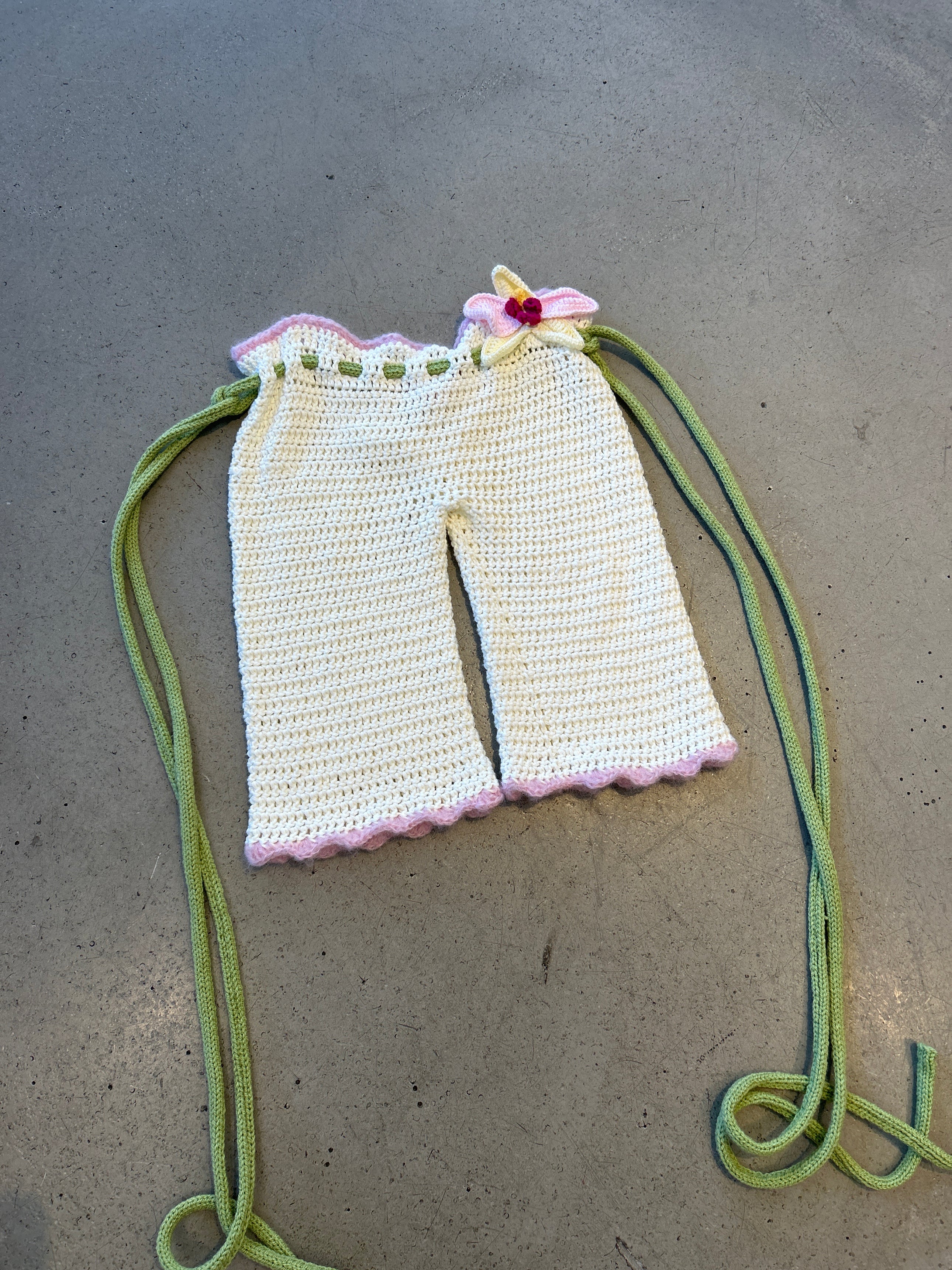 BEIGE ORCHID CAPRIS W PINK TRIM