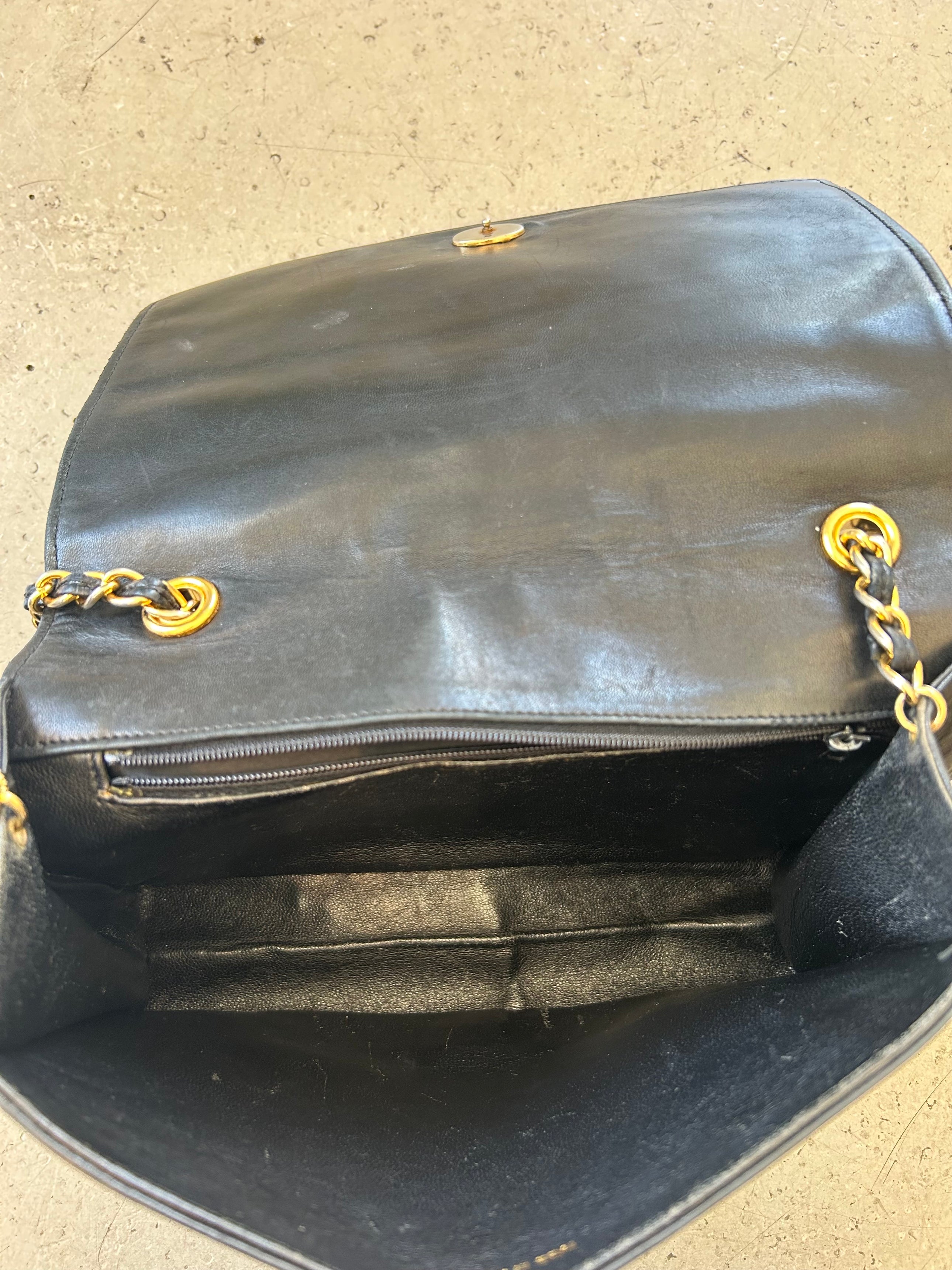 1986/88 BLACK TIMELESS QUILTED CROSSBODY BAG @SM