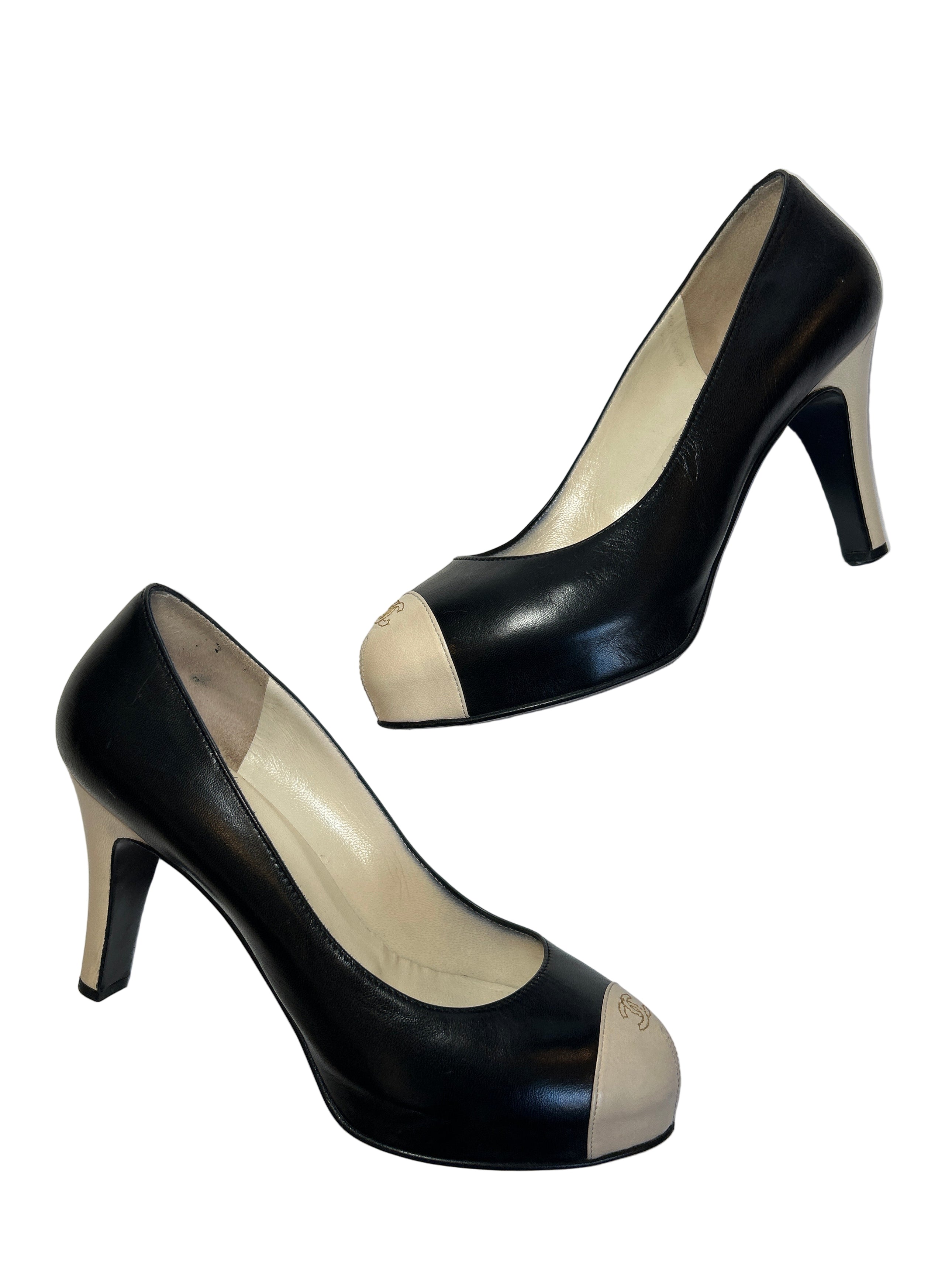 BLACK & WHITE CC LOGO PUMPS