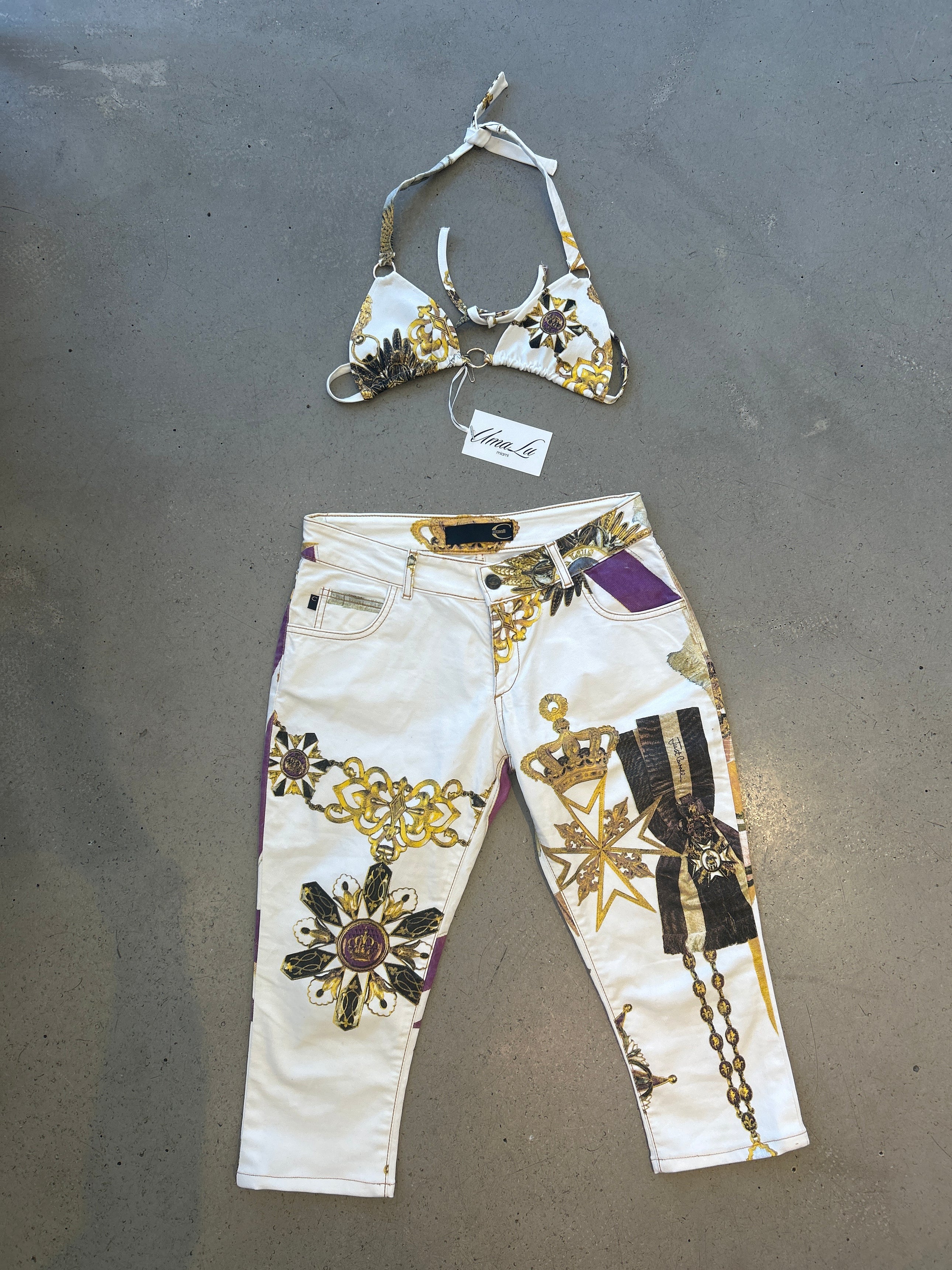 MEDALLION PRINTED WHITE CAPRIS & BRA SET