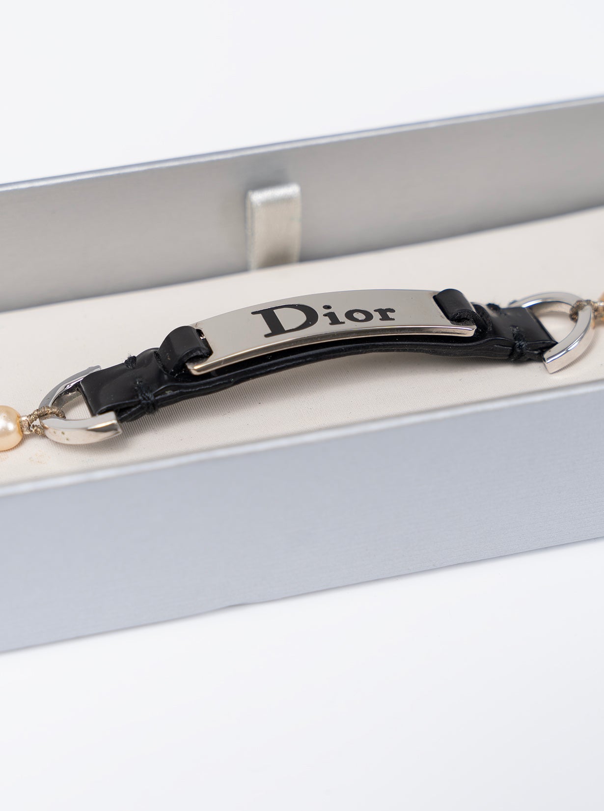 PEARL AND LEATHER LOGO NAMEPLATE CHOKER
